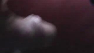 Stranica Electro Sluts izvodi uzbudljiv lezbijski BDSM video u kojem gadna ljubavnica Daisy Ducati i njena pomoćnica kažnjavaju mačku jedne preslatke plavuše kurve. Ispituju njenu pizdu različitim seks igračkama. Žele da joj pičku iscrpe beskrajnim orgazmom.