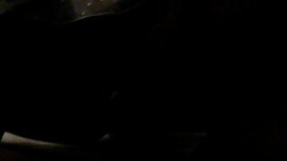 Uživajte u ogromnim crnim dinjama besplatno. Prsata ebanovina izvođačica pokazuje svoje vrčeve i igra se ispred kamere. Ona je vredna vaše pažnje.